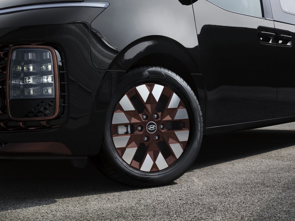 2022 Hyundai Staria minivan detail