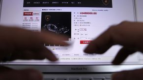 A Chinese online car shopping website featuring a Lamborghini Aventador