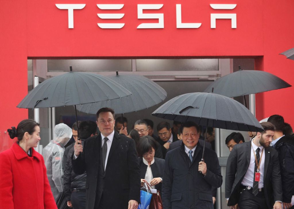 Elon Musk visiting a Tesla Factory in China with Shanghai Mayor Ying Yong