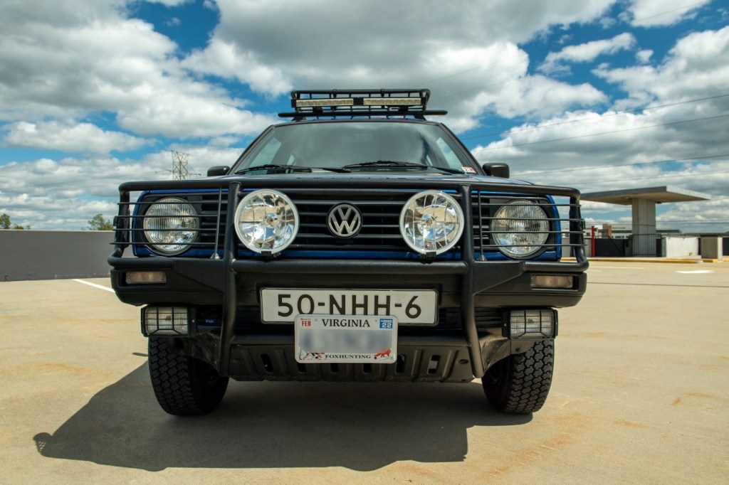 Front grille and lights of the original crossover, the Volkswagen Golf Country