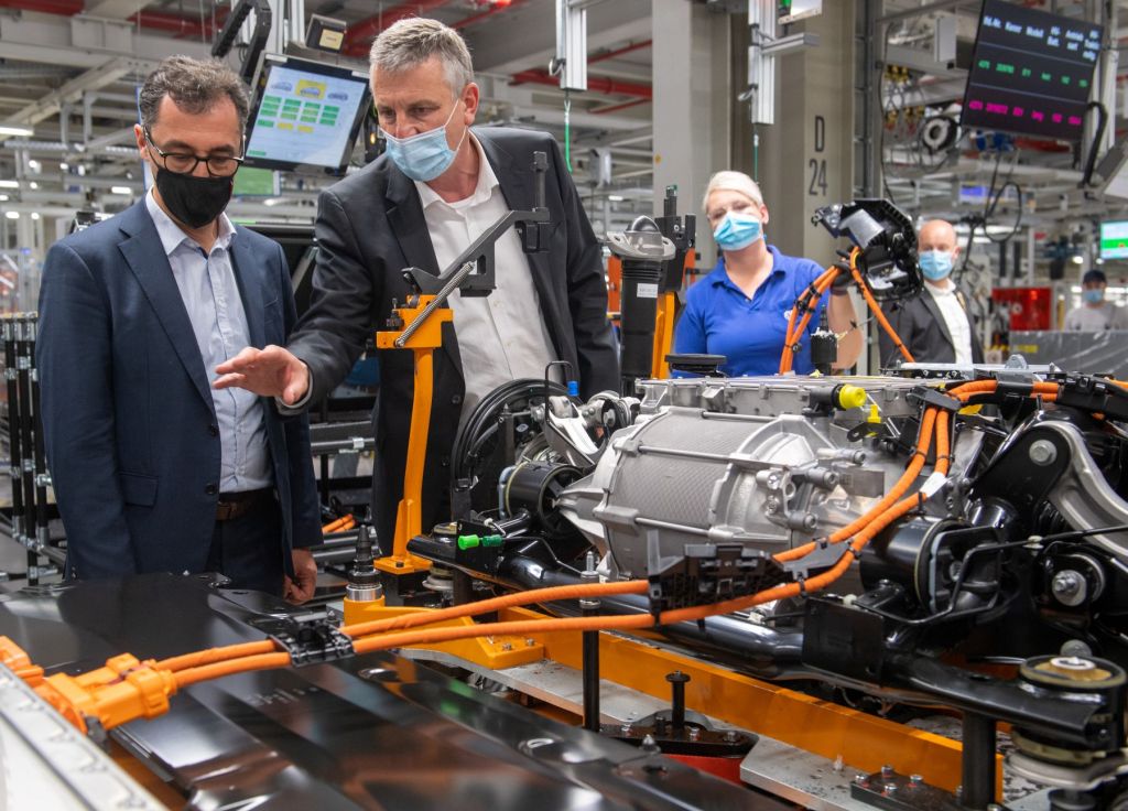 A German politician visiting a Volkswagen plant during the semiconductor chip shortage