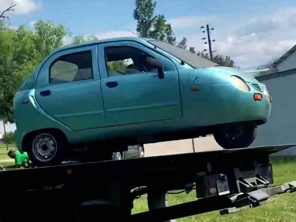 Super rare EV, the 2006 Zap Xebra found on Facebook marketplace seen on a trailer painted in a teal blue
