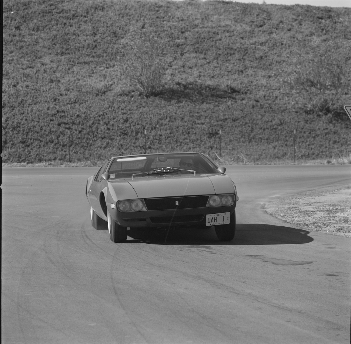 De Tomaso Mangusta driving on track