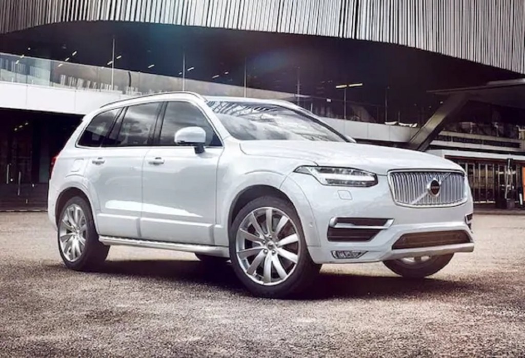 A white 2019 Volvo XC90 parked outside of a building.