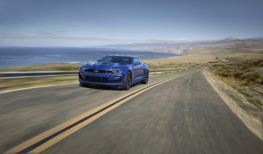  um Chevy Camaro azul em uma estrada 