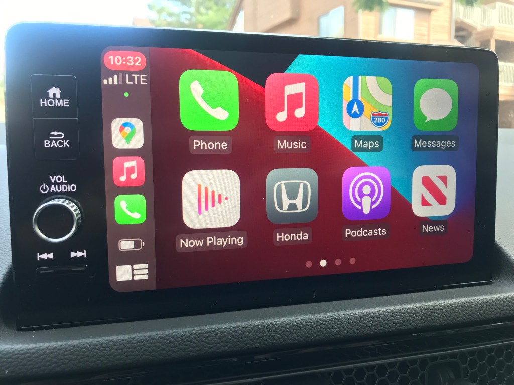 2022 Honda Civic Touring infotainment system and apple carplay