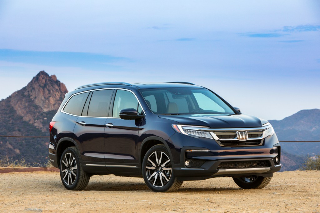 Dark blue 2022 Honda Pilot with mountains in the background