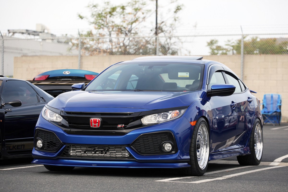 honda civic si in a parking lot
