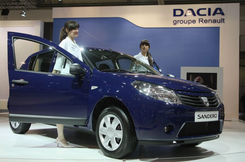  El modelo de coche compacto Dacia Sandero en el Salón del Automóvil AMI 2009 de Leipzig