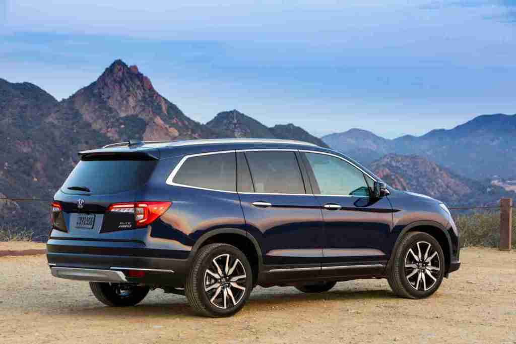 Dark blue Blue 2022 Honda Pilot with mountains in the background