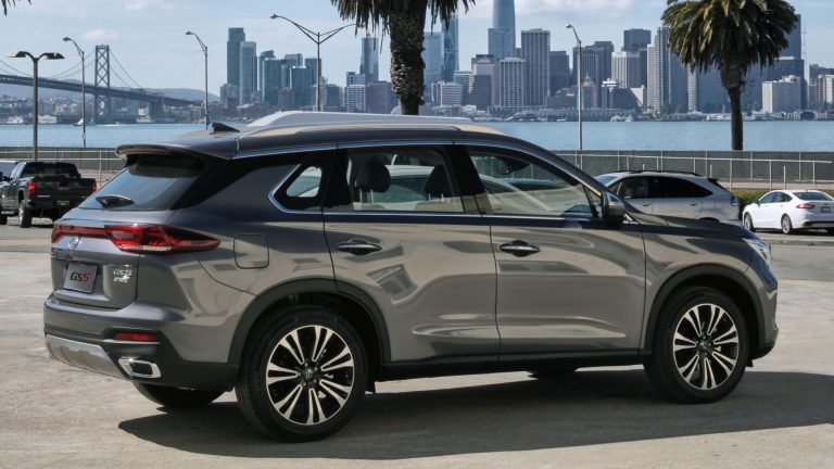 A gray Trumpchi GS5 parked otuside