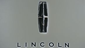 Lincoln logo with the brand name written below it on a grey background.