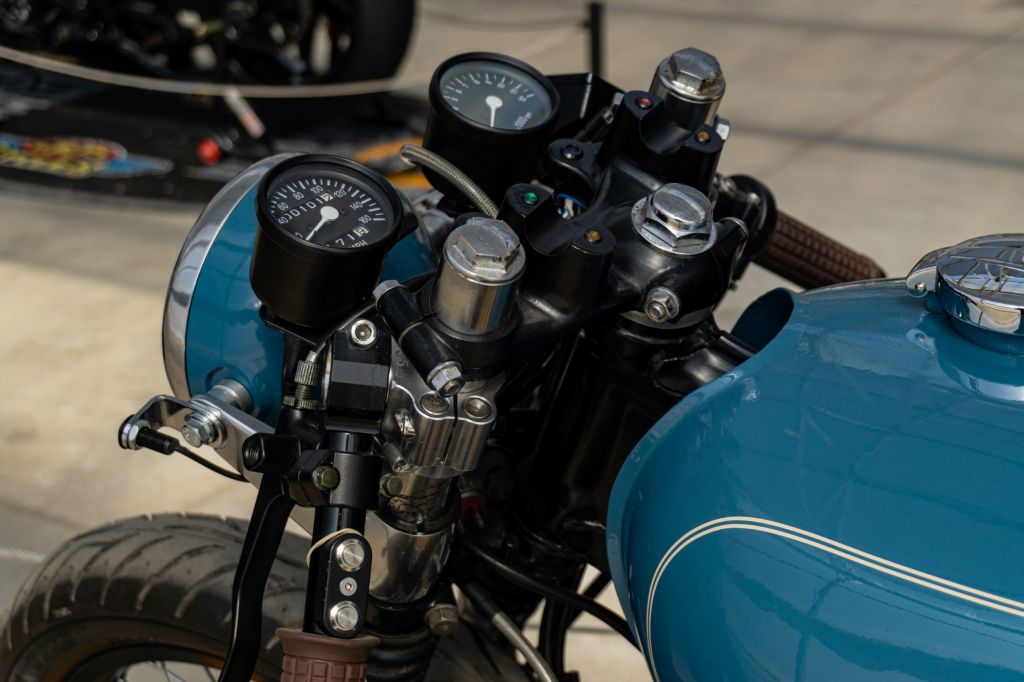 A close-up view of Mateusz Kubak's custom 1974 Honda CB550 cafe racer's gauge and handlebars