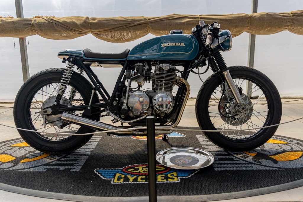 The side view of Mateusz Kubak's custom blue 1974 Honda CB550 cafe racer