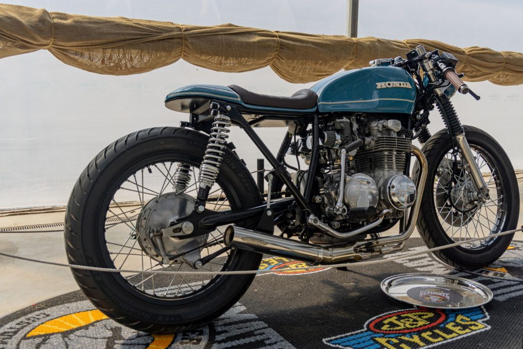 The rear 3/4 view of Mateusz Kubak's custom blue 1974 Honda CB550 cafe racer