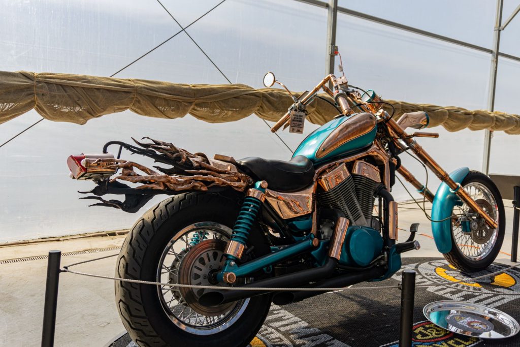 The rear 3/4 view of Mike Prete's turquoise-and-copper custom 1998 Suzuki Intruder