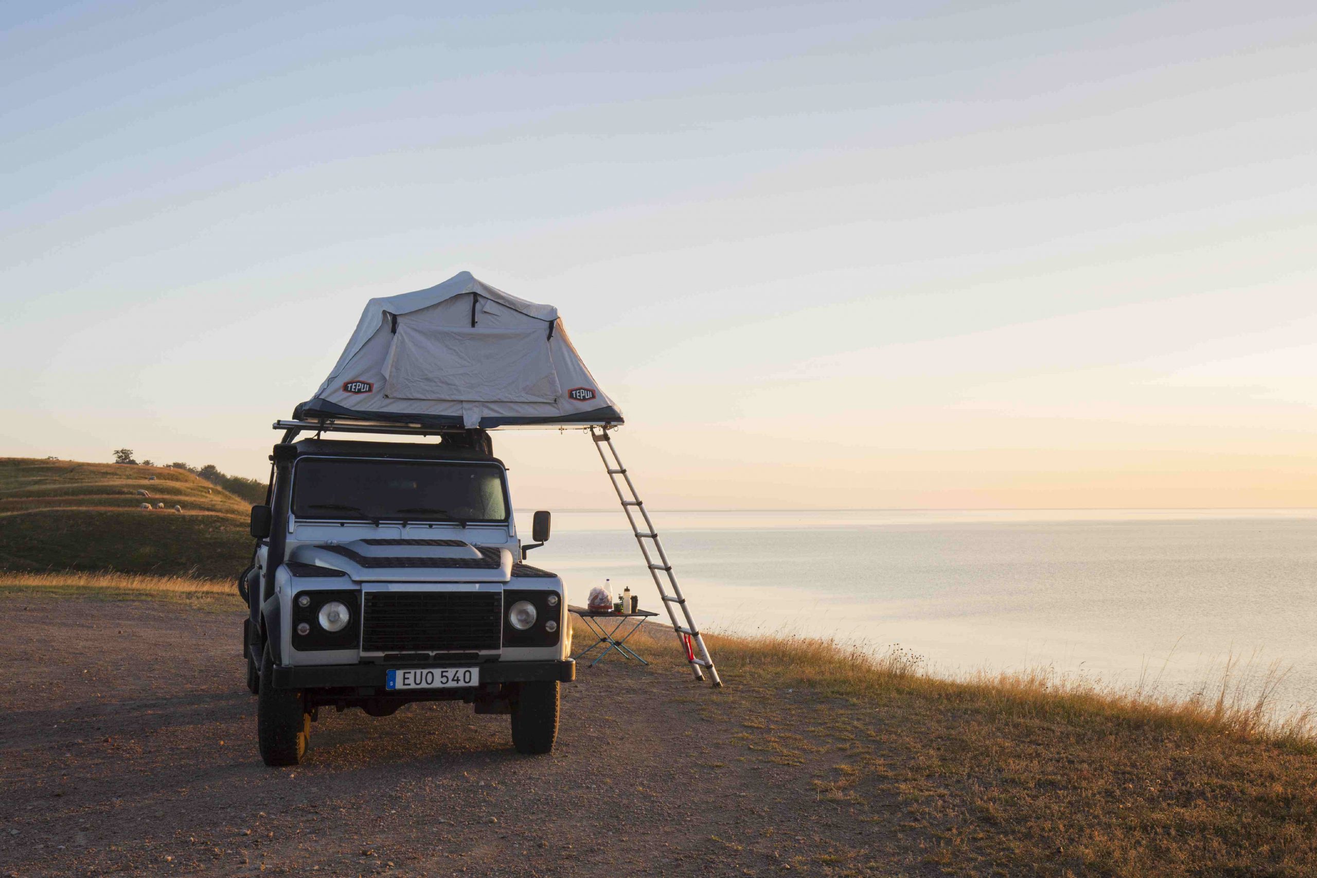 Off-road four-wheel drive vehicle with rooftop tent