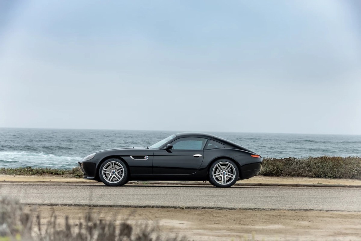 Smit Vehicle Engineering "Oletha" based on the BMW Z8. Shown here in profile view, photographed on a patch of asphalt with a beach in the background.