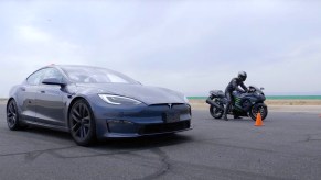 Tesla Model S Plaid and Suzuki Hayabusa drag race line up