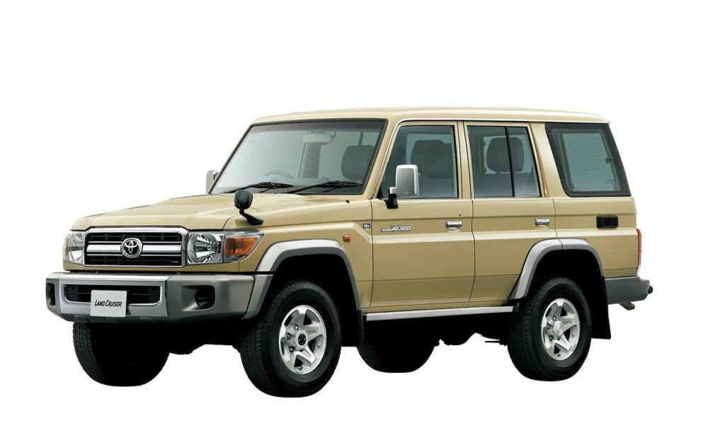 This is a beige five-door Toyota Land Cruiser like the SUV James Bond drives during No Time To Die