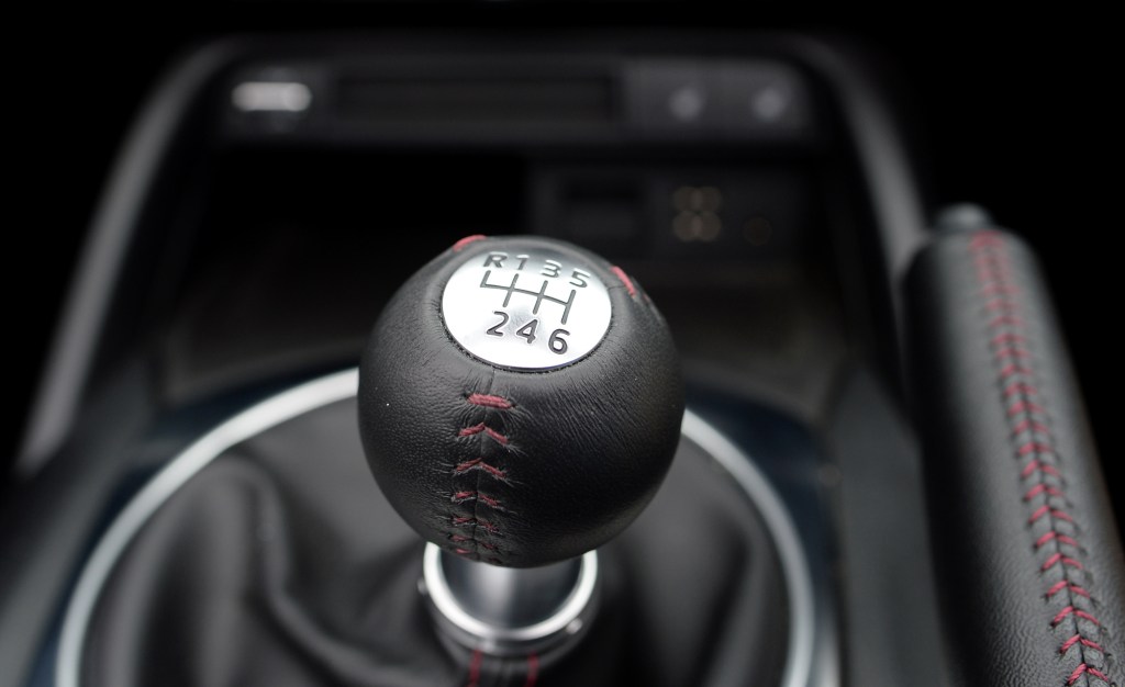 Leather-wrapped 6-speed manual transmission gear shifter on the 2017 Mazda MX-5 Miata Retractable Fastback edition.
