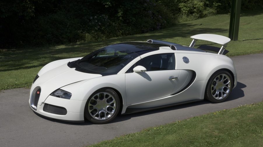 Watch How Much Faster a Bugatti Chiron Is Than a Bugatti Veyron; It's Hard to Believe