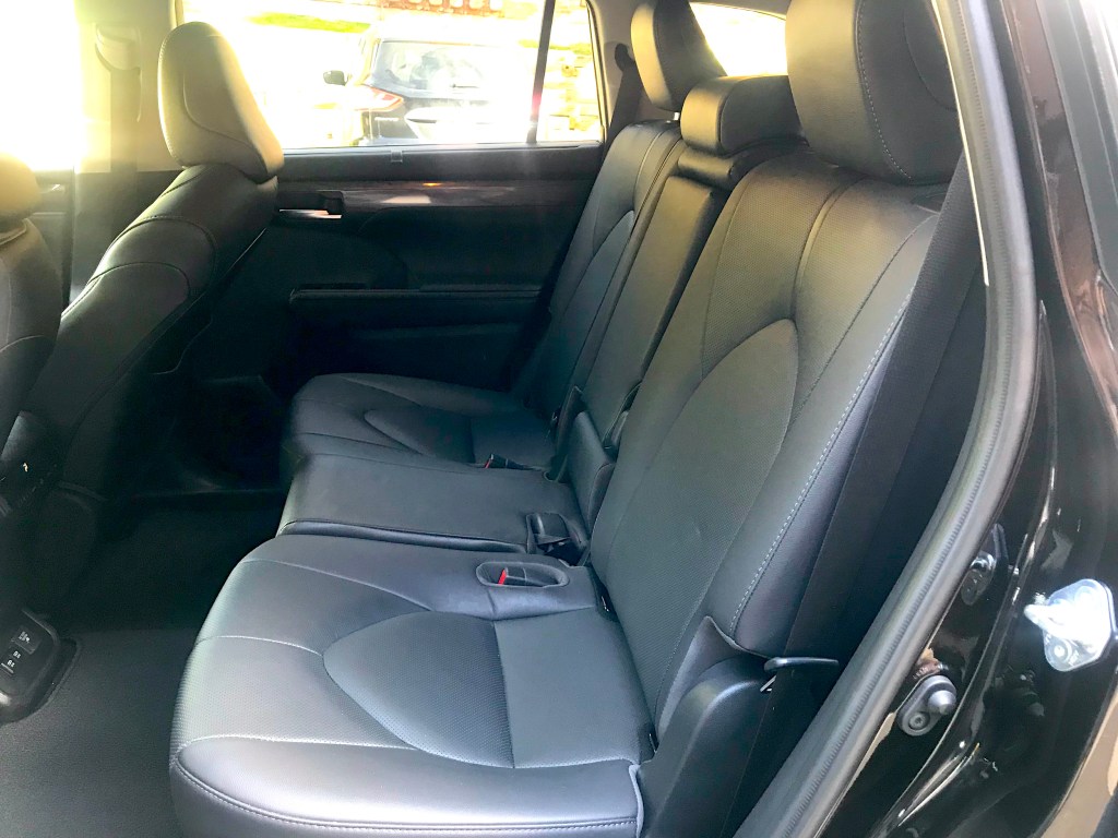 A picture of the rear seat in the 2021 Toyota Highlander Hybrid in black.