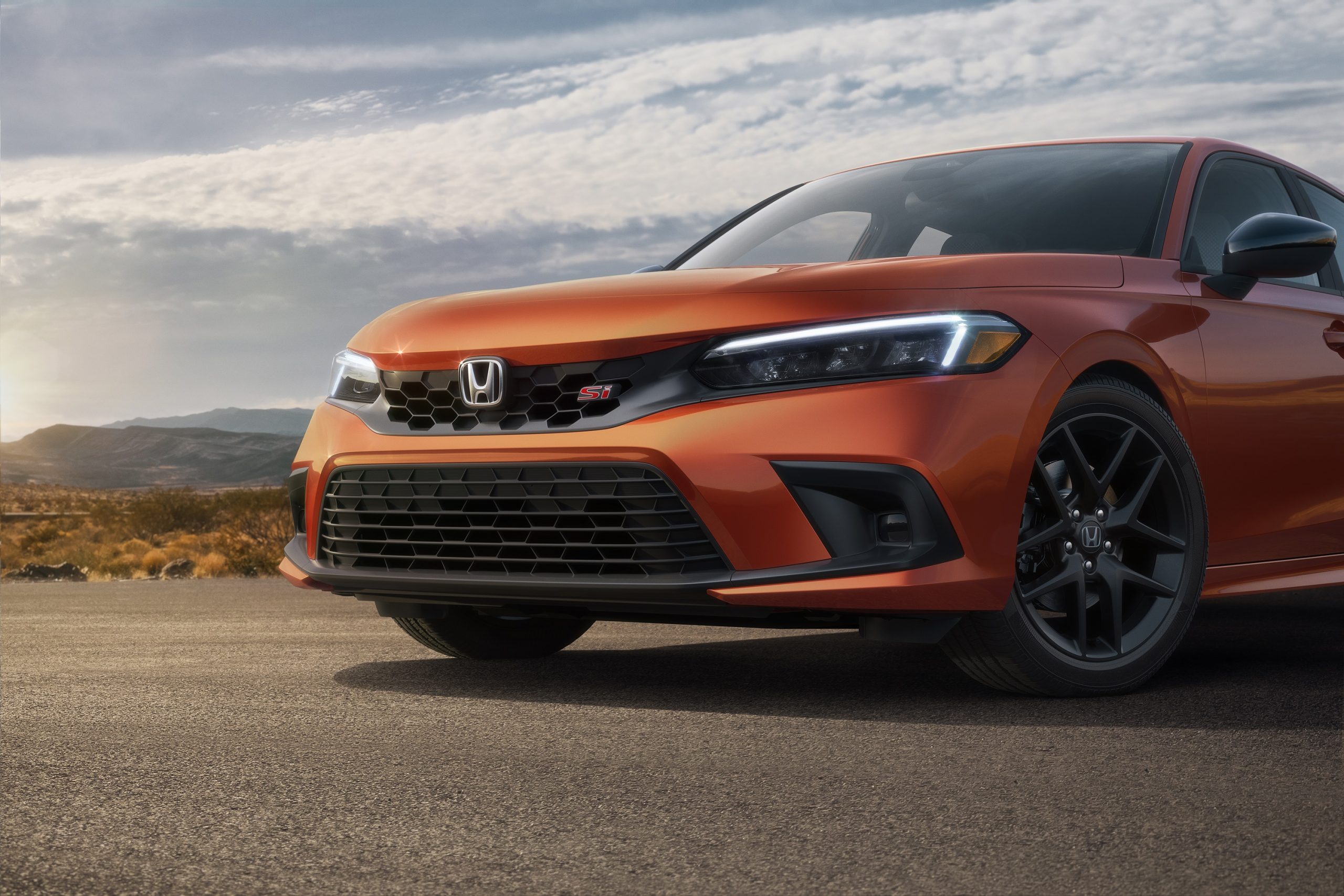The front end of the 2022 Honda Civic Si in orange