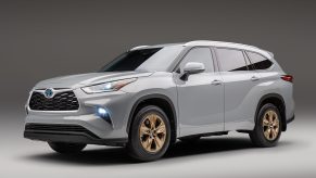 A silver 2022 Toyota Highlander Hybrid Bronze Edition against a gray background.