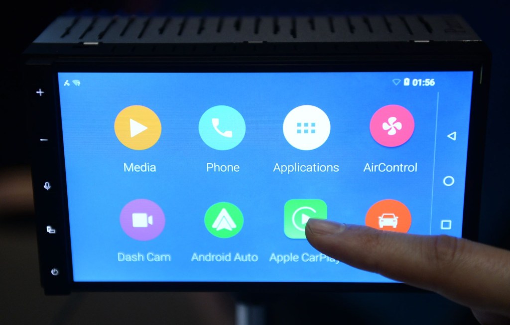 Apple Carplay and Android Auto option displayed on a blue screen.