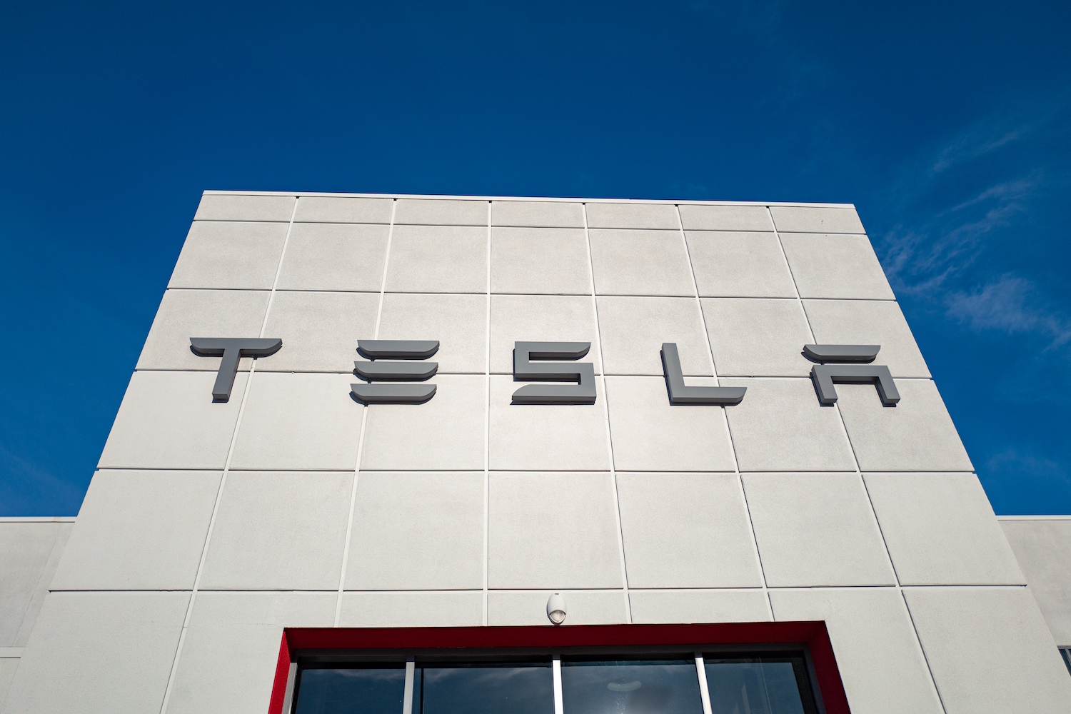 The facade of Tesla Motors dealership in Pleasanton, California. Elon Musk and the Tesla corporation dealt with early Tesla recalls gracefully. Recently, Tesla Refused To Recall Autopilot Cars Crashing Into First Responders, so the NHTSA Government Demands Answers. | Smith Collection/Gado/Getty Images