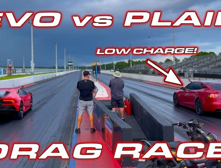 Drag Race: Lamborghini Huracan vs Tesla Model S Plaid