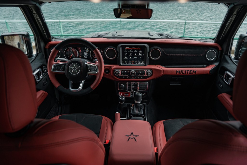 MILITEM-FEROX-T Modified Jeep Gladiator interior in red
