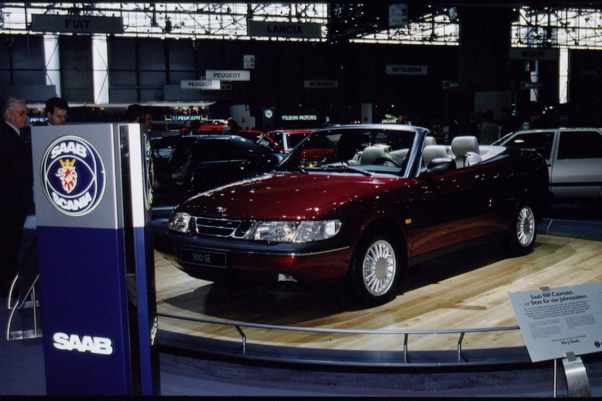 Saab 900 SE on display