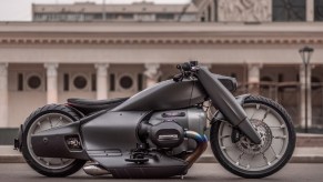The side view of Zillers Garage's custom carbon-fiber-bodied BMW R 18 on a city street