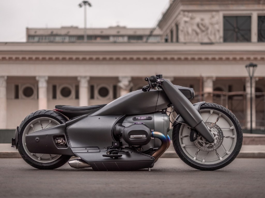 The side view of Zillers Garage's custom carbon-fiber-bodied BMW R 18 on a city street
