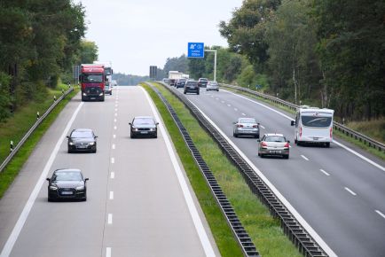 New ‘Move Right’ Law Makes It Illegal to Pass Cars Using the Right Lane on Highways