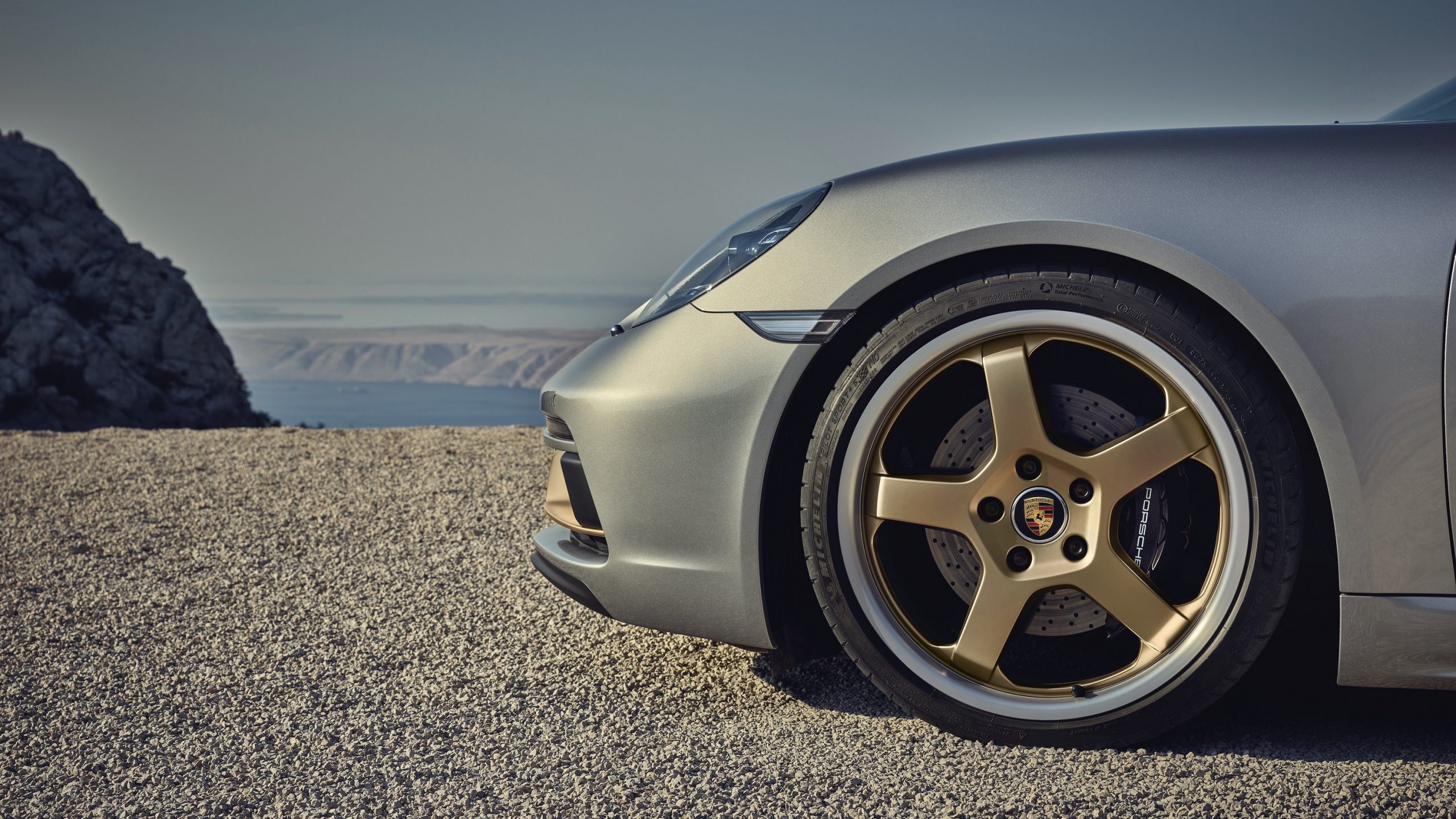 The bronze wheel of the Porsche Boxster Anniversary