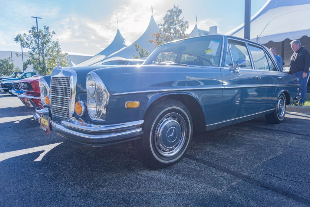 A blue 1972 Mercedes-Benz 280SE 3.5 at the 2021 Chicago Mecum auction