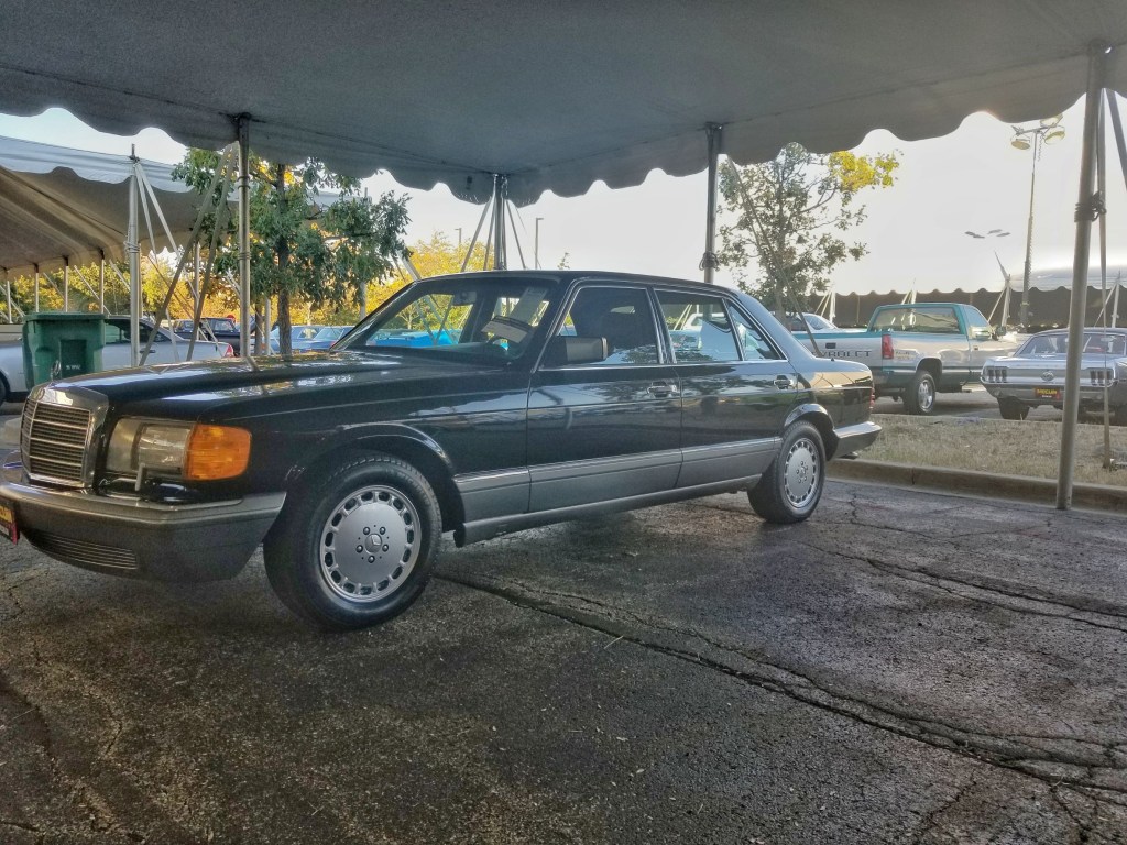 A black-and-silver 1986 Mercedes-Benz 420SEL at the 2021 Chicago Mecum auction