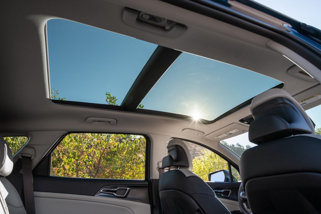 Dual panoramic moonroof in 2023 Kia Sportage Hybrid