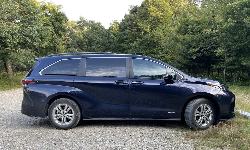 2021 Toyota Sienna Hybrid side profile 