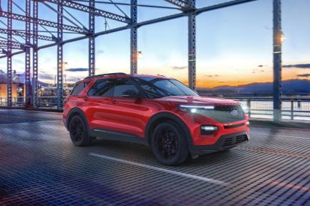 The 2022 Ford Explorer and 2022 Mercedes-Benz GLE Battle for the Bottom