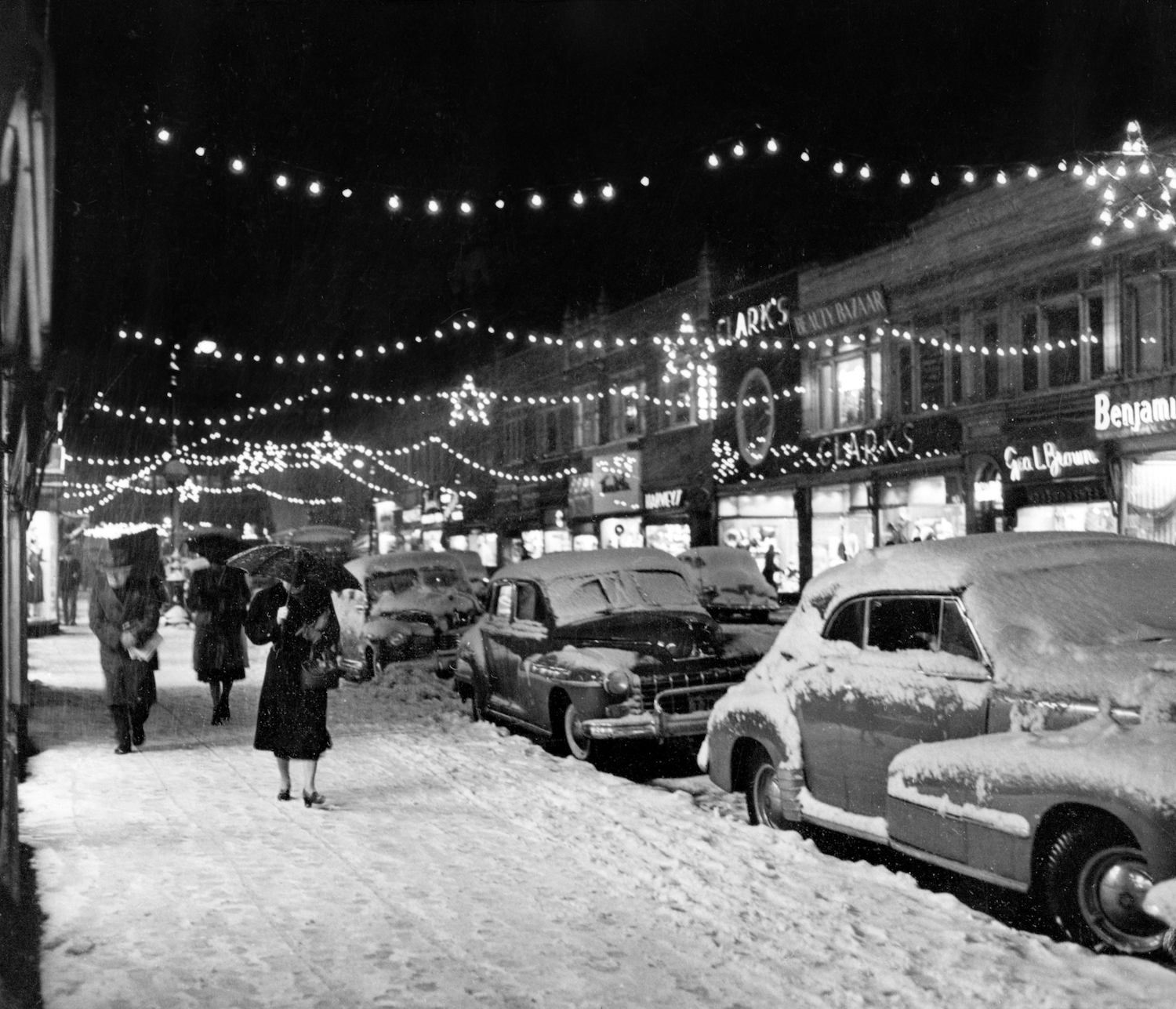 Cars parked on a snowy street. Cold weather is one reason you'll Regret Living in a Car Full Time. | H. Armstrong Roberts/ClassicStock/Getty Images