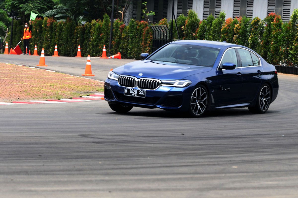 BMW 520i M Sport driving in Banten