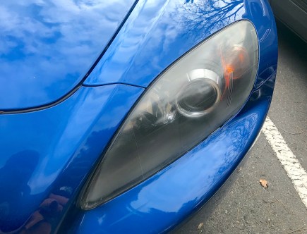How to Use a Lemon and Baking Soda to Clean Your Car’s Headlights