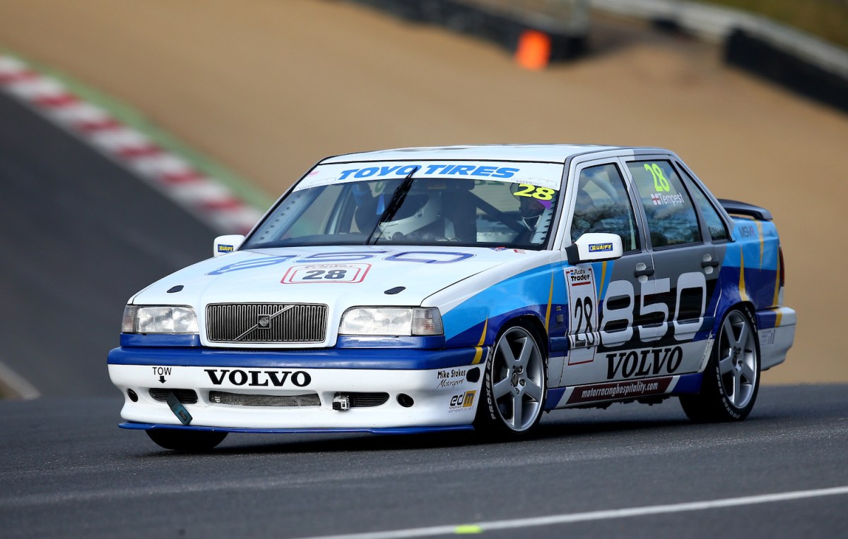Volvo 850R racing at Brands Hatch 