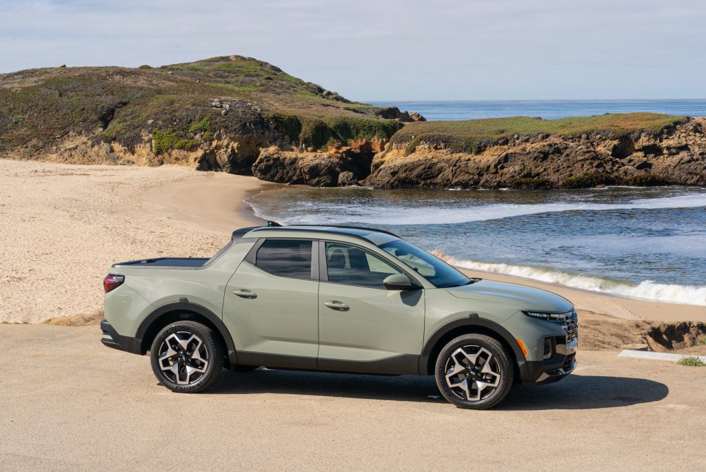 2022 Hyundai Santa Cruz by the beach, is the SE base model worth buying?