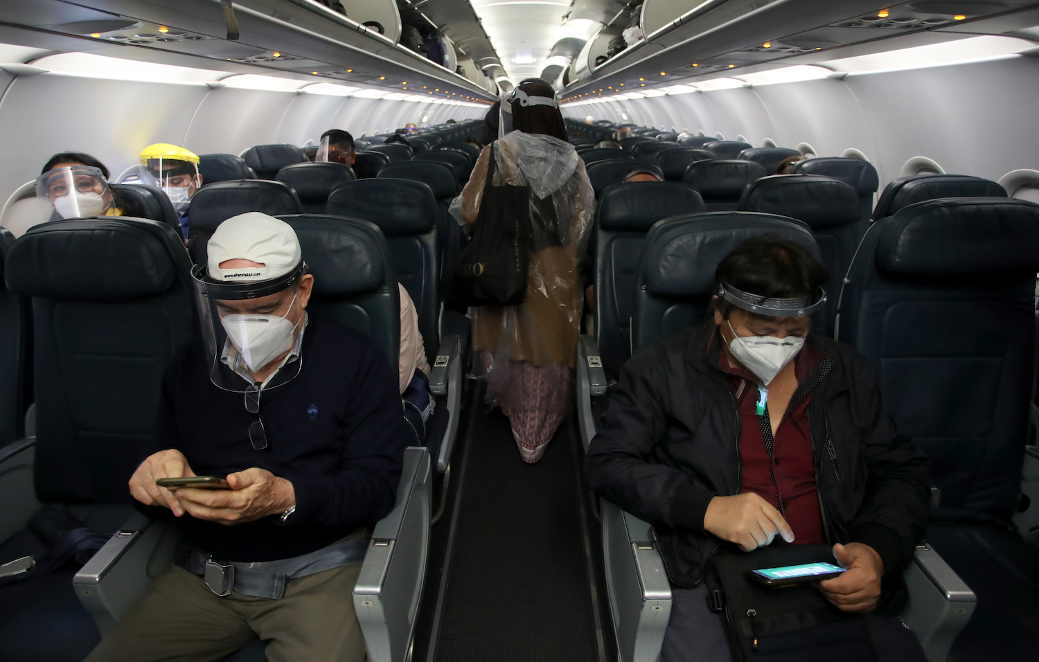 Airplane passengers wearing masks for holiday travel | Raul Sifuentes/Getty Images