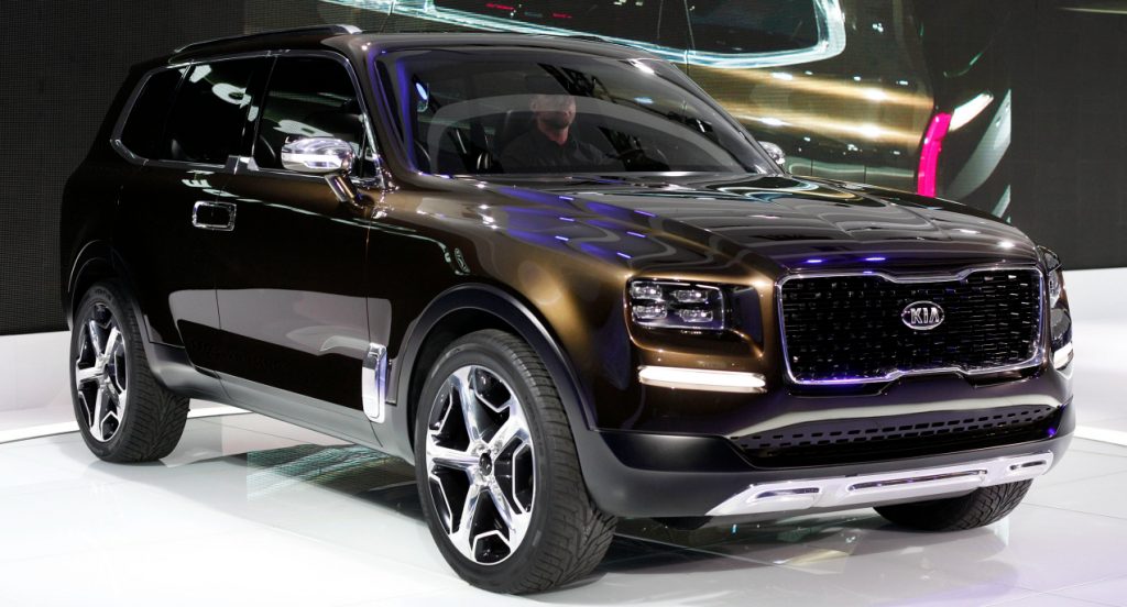 A green Kia Telluride is on display.